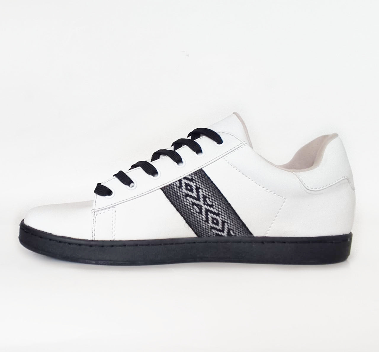 Zapatilla Urban Blanco y Negro "Wachi"